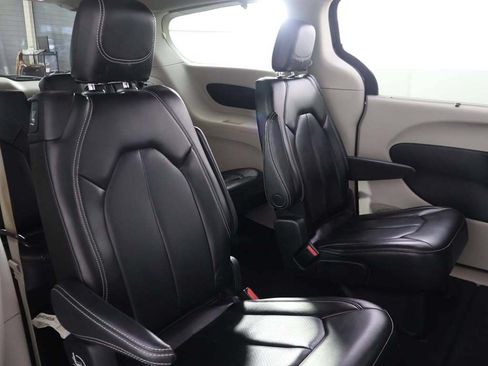 Used 2023 Chrysler Pacifica Touring-L FWD image 31