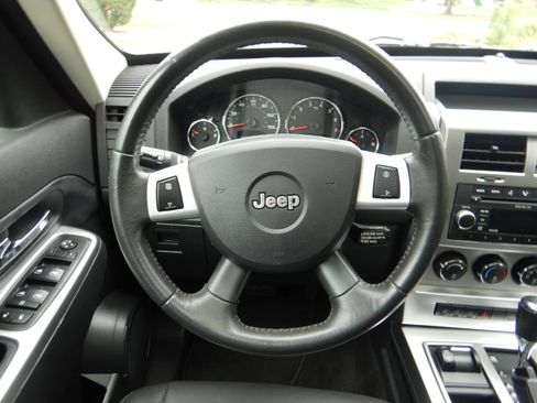 Used 2009 Jeep Liberty Limited w/ Premium Group AWD/4WD image 13