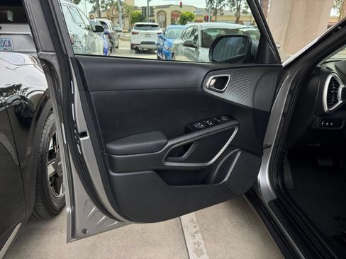 Used 2025 Kia Soul LX w/ LX Technology Package FWD image 18