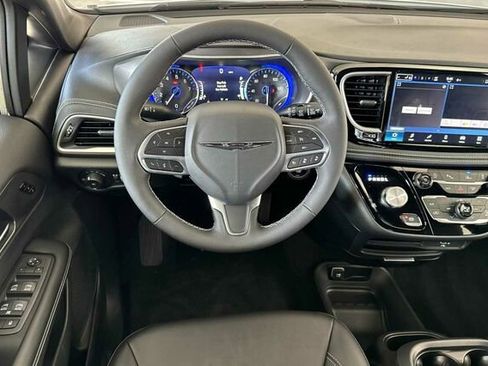 New 2026 Chrysler Pacifica Select image 11