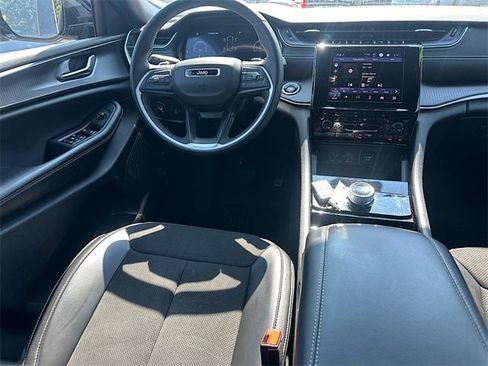 Used 2023 Jeep Grand Cherokee L Laredo image 17