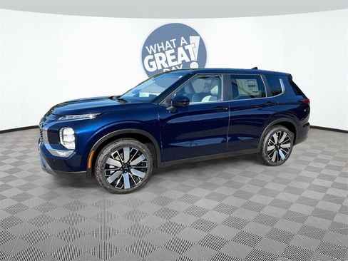 New 2025 Mitsubishi Outlander SE image 3