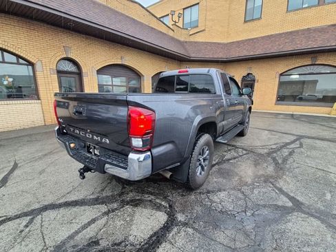 Used 2022 Toyota Tacoma SR5 w/ SR5 Appearance Package (SM) AWD/4WD image 7