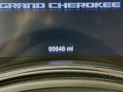 Used 2019 Jeep Grand Cherokee Laredo image 12