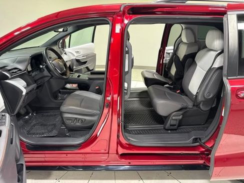 Used 2022 Toyota Sienna XSE AWD/4WD image 12