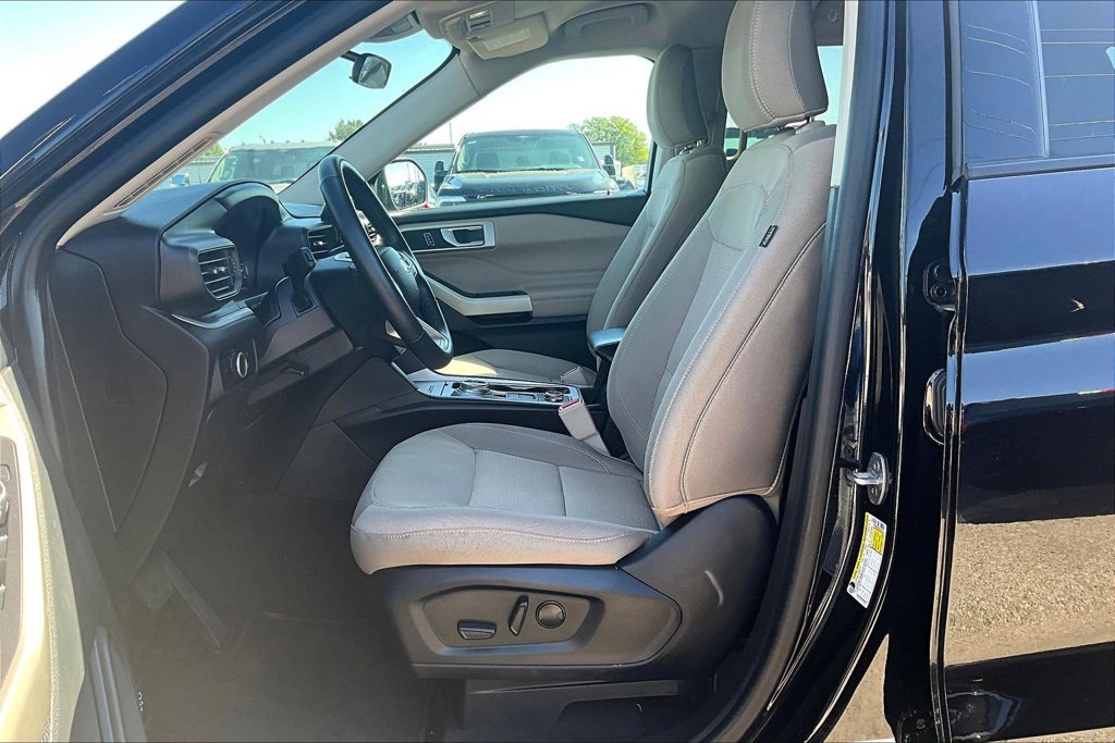 Used 2023 Ford Explorer XLT AWD/4WD image 26