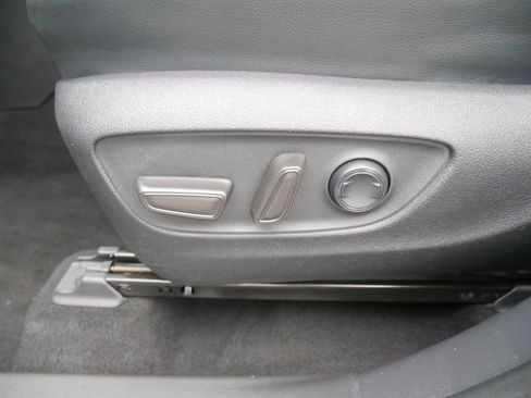 Used 2024 Toyota Highlander XLE image 17