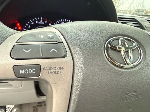 Used 2010 Toyota Camry image 31