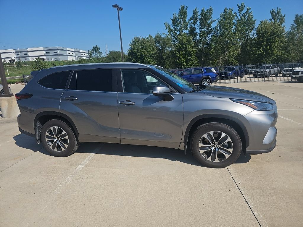 Used 2026 Toyota Highlander XLE AWD/4WD image 5