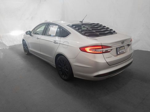 Used 2017 Ford Fusion SE w/ Fusion SE Technology Package image 5