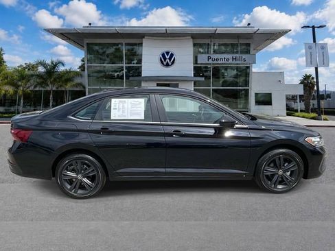 Used 2024 Volkswagen Jetta SE w/ Panoramic Sunroof Package FWD image 4