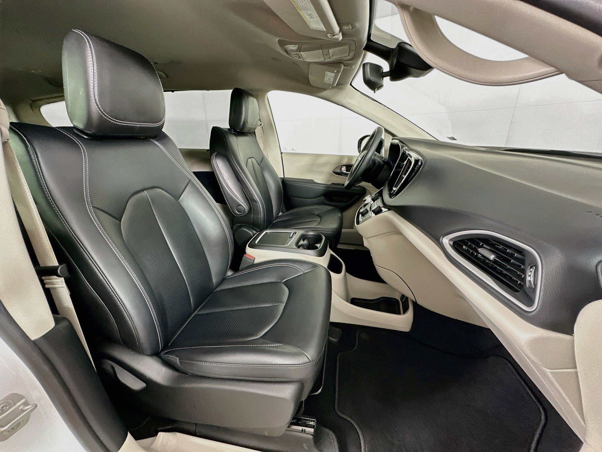 Used 2024 Chrysler Pacifica Touring-L FWD image 32