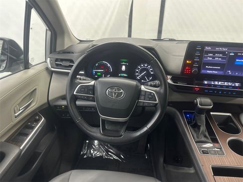 Used 2024 Toyota Sienna XLE image 24