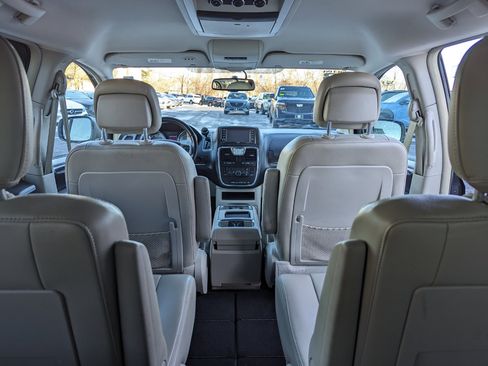 Used 2013 Chrysler Town & Country Touring image 37