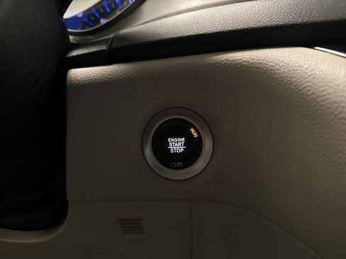Used 2023 Chrysler Pacifica Touring-L FWD image 19