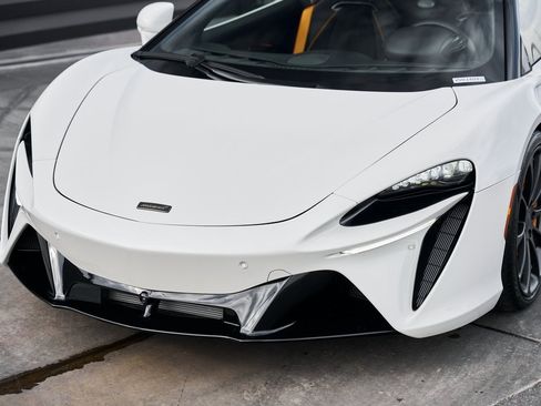 Used 2025 McLaren Artura image 8