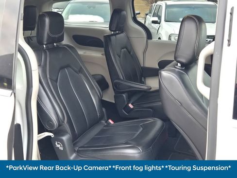 Used 2023 Chrysler Pacifica Touring-L image 14