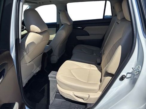 Used 2022 Toyota Highlander XLE AWD/4WD image 12