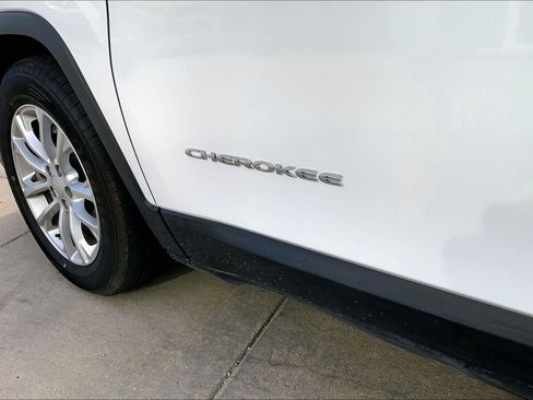 Used 2019 Jeep Cherokee Latitude w/ Popular Appearance Group FWD image 4