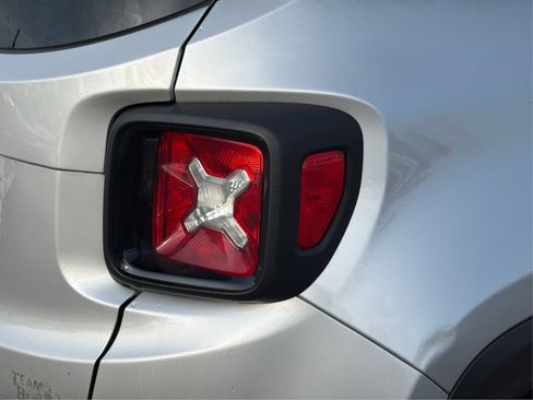 Used 2018 Jeep Renegade Altitude AWD/4WD image 22