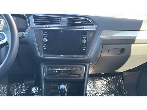 Used 2024 Volkswagen Tiguan SE AWD/4WD image 36
