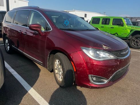 Used 2020 Chrysler Pacifica Touring-L image 6