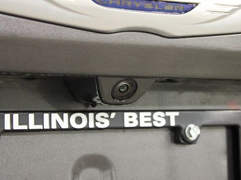 Used 2017 Chrysler Pacifica Touring-L image 11