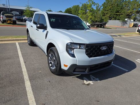 Used 2025 Ford Maverick XLT w/ Equipment Group 302A AWD/4WD image 2