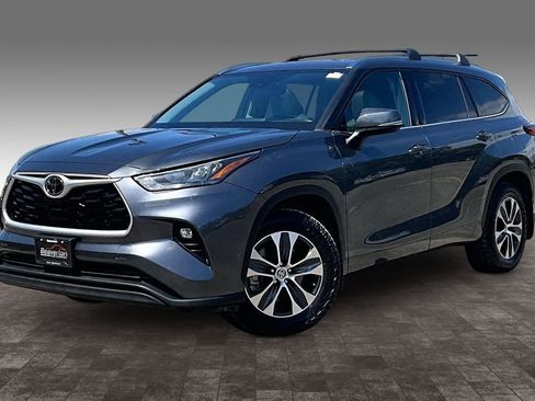Used 2020 Toyota Highlander XLE AWD/4WD image 2