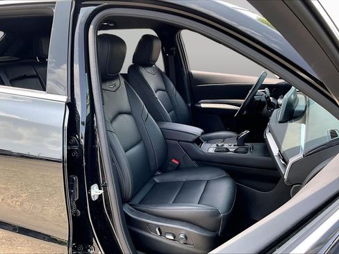 Used 2025 Cadillac XT4 Premium Luxury FWD image 8