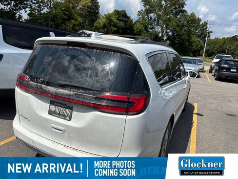 Used 2022 Chrysler Pacifica Touring-L FWD image 4