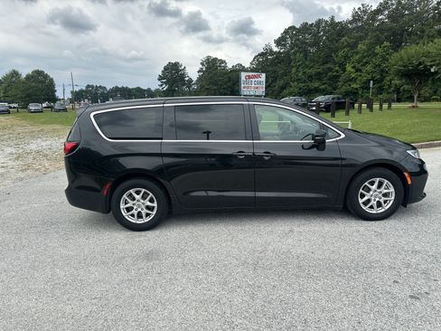 Used 2023 Chrysler Pacifica Touring-L FWD image 4