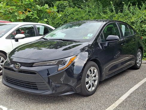Used 2025 Toyota Corolla LE FWD image 3
