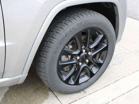 Used 2021 Jeep Grand Cherokee Laredo X image 10