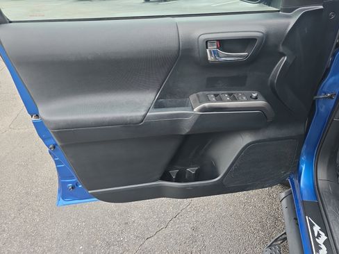 Used 2017 Toyota Tacoma TRD Off-Road w/ Tow Package image 28