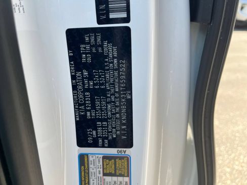 Used 2026 Kia Carnival FWD image 32