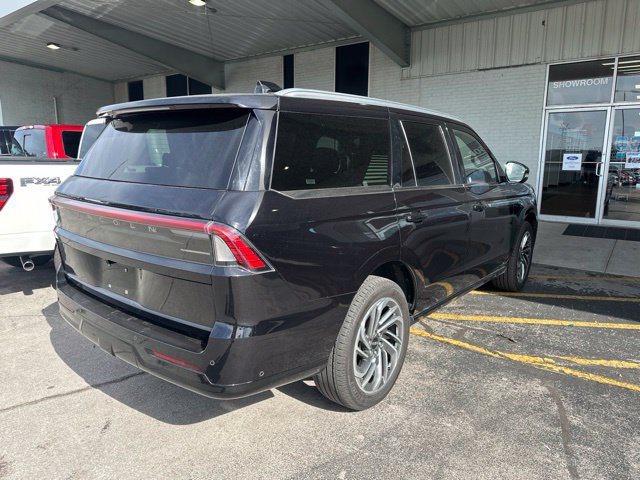 Used 2025 Lincoln Navigator Reserve AWD/4WD image 4