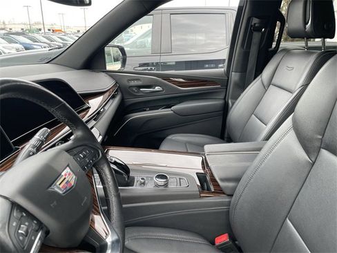 Used 2022 Cadillac Escalade Luxury image 4