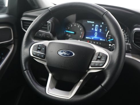 Used 2024 Ford Explorer XLT image 15