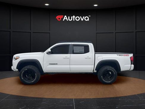 Used 2019 Toyota Tacoma TRD Off-Road image 2