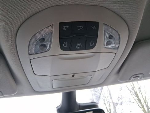 Used 2024 Chrysler Pacifica Touring-L image 27