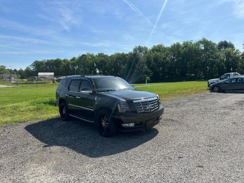 Used 2011 Cadillac Escalade Luxury AWD/4WD image 3