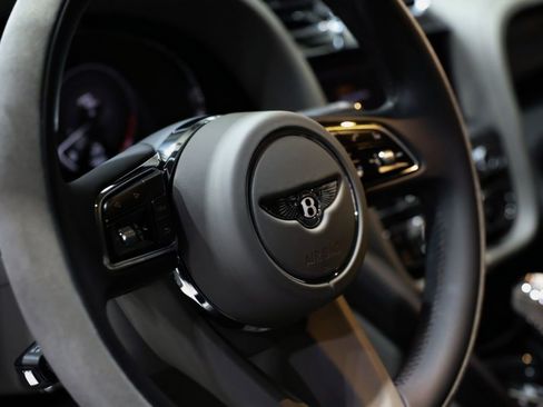 Used 2022 Bentley Bentayga image 43