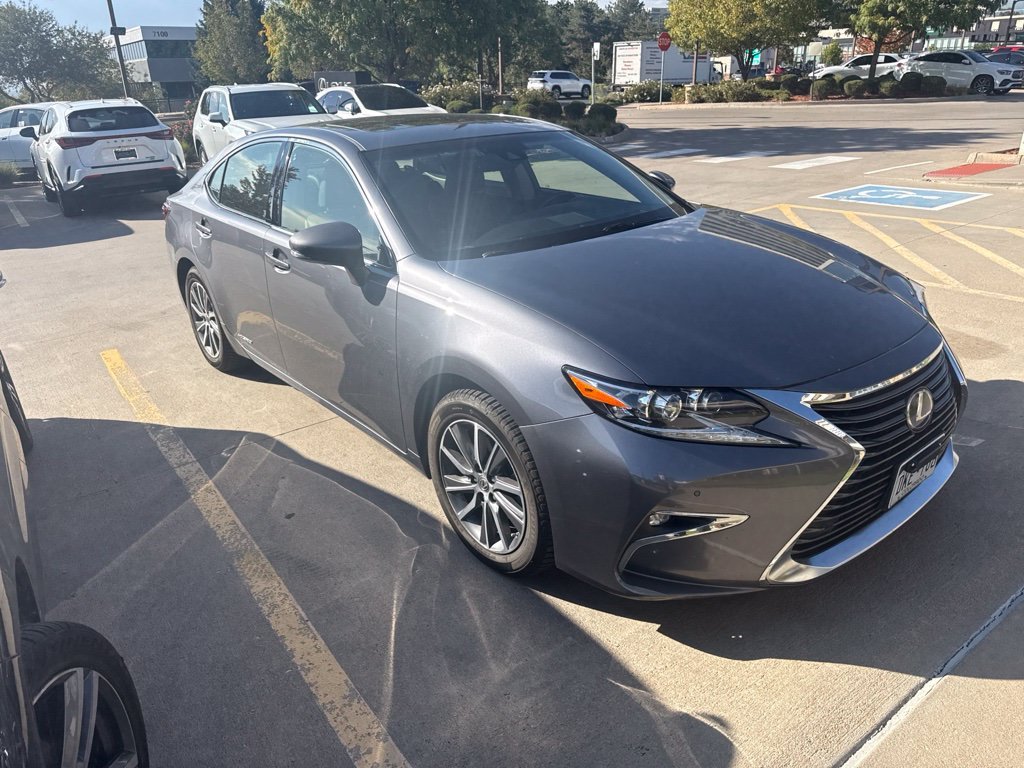 Used 2016 Lexus ES 300h w/ Luxury Package w/Wood Trim FWD image 4