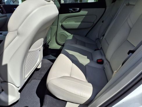 Used 2022 Volvo XC60 B5 Momentum image 14