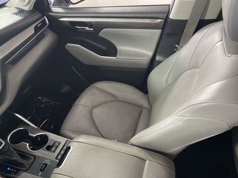 Used 2022 Toyota Highlander Limited image 23