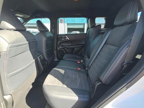 Used 2023 Mitsubishi Outlander SE image 9