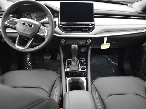 Used 2025 Jeep Compass Limited image 8