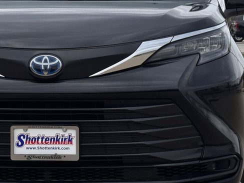 Used 2024 Toyota Sienna LE image 8