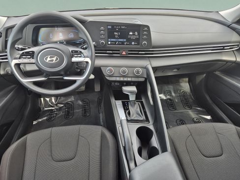 Certified 2025 Hyundai Elantra SE FWD image 10